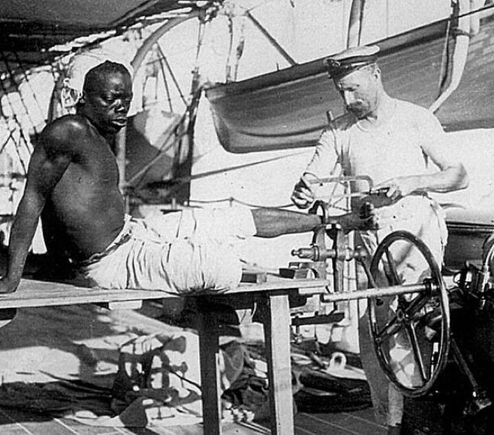 3. Британский моряк срезает цепь рабу. 19-ый век. 