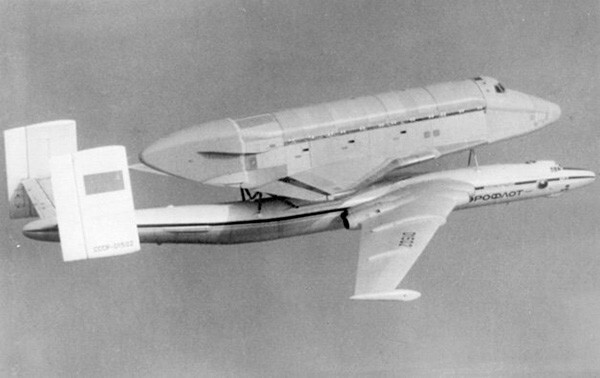Полет самолета ВМ-Т "Атлант" (3М-Т) с габаритно-весовым макетом