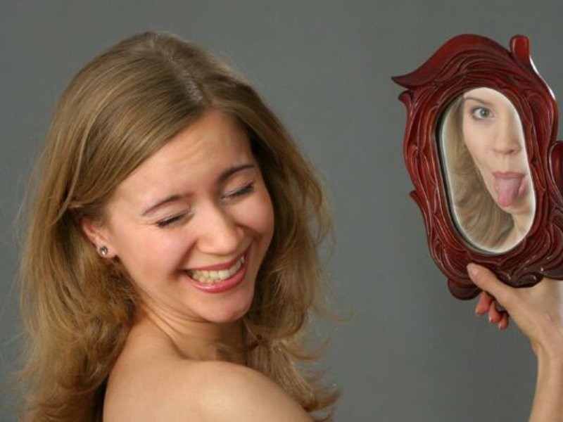 Люди и отражения в зеркале: курьезные совпадения