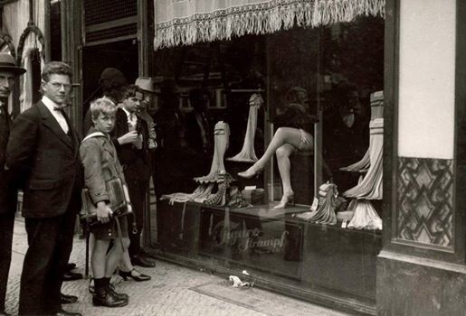 Живая реклама в витрине магазина женских чулок. Берлин. 1927 год.