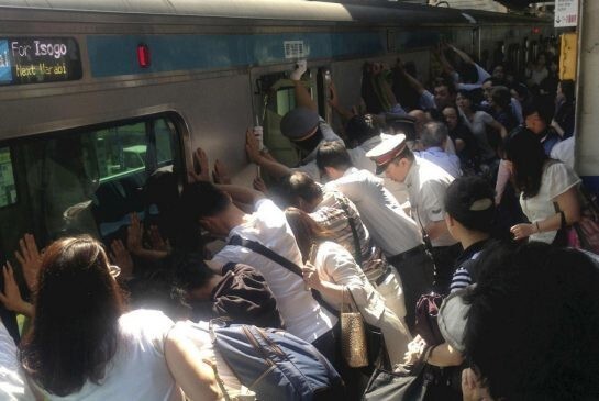 12. В Токио пассажиры вместе толкают 32-тонный поезд, чтобы упавшая на рельсы женщина могла выбраться.