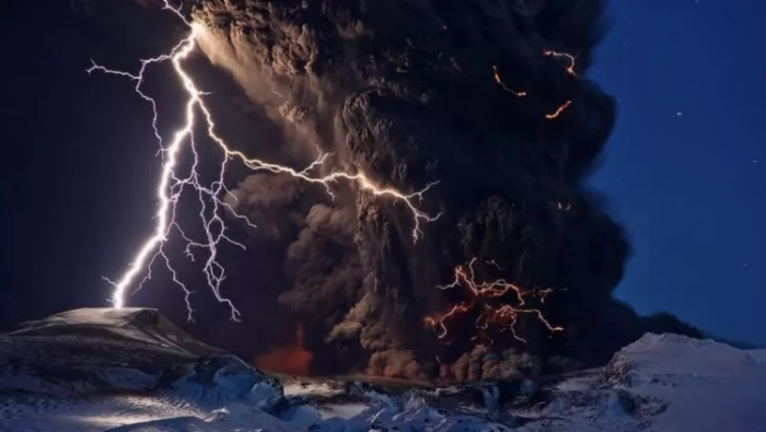 Фатальная встреча: извержение вулкана и молния в Исландии.
