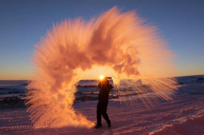 Реакция после того, как на вечные снега Антарктиды вылили горячую воду.