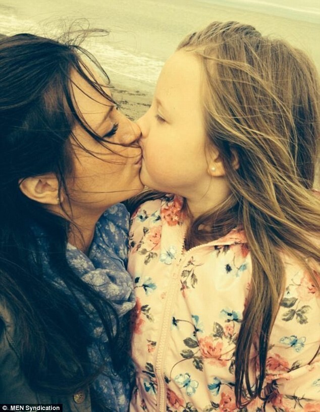Мамы целуют детей в губы в поддержку Виктории Бэкхем