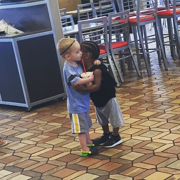 14. Два совершенно незнакомых ребенка обнимаются в ресторане быстрого питания – просто потому что могут