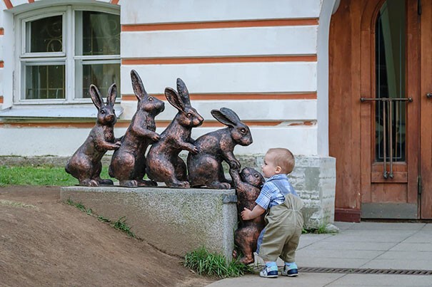 6. Мальчик помогает статуе зайца забраться к остальным
