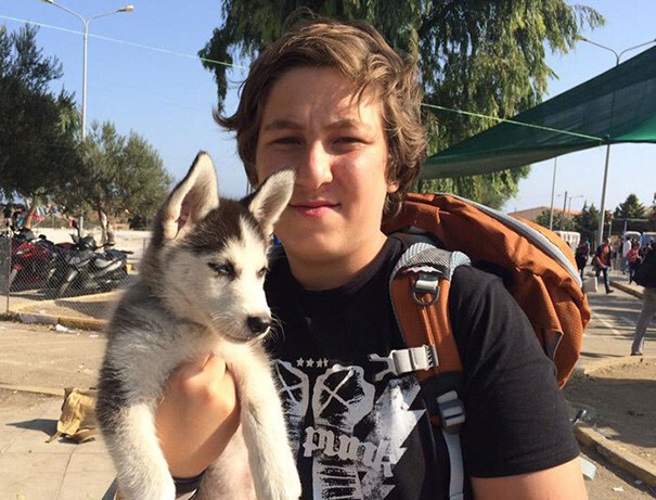 23. 17-летний беженец из Сирии нес своего щенка 500 км до Греции