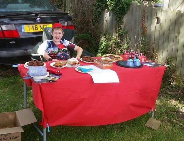 38. 12-летний мальчик устроил распродажу выпечки, чтобы помочь собрать деньги на исследования рака