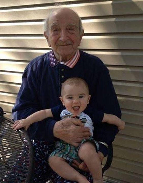 100-летний дедушка с 1-летним правнуком.