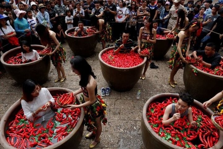 Соревнование по поеданию острых перцев в Китае.