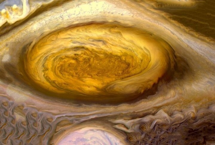 Гигантский ураган на Юпитере.