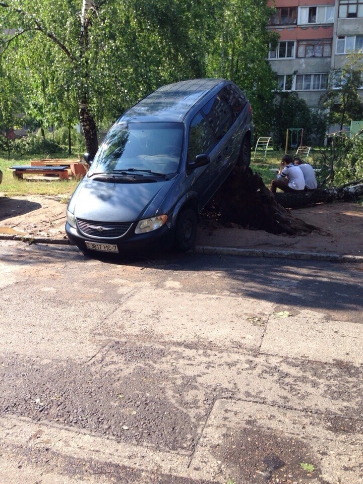 Автомобили, пострадавшие от урагана в Минске