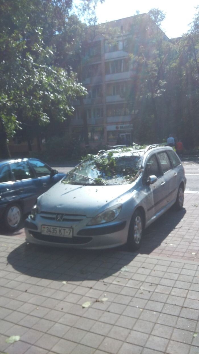 Автомобили, пострадавшие от урагана в Минске
