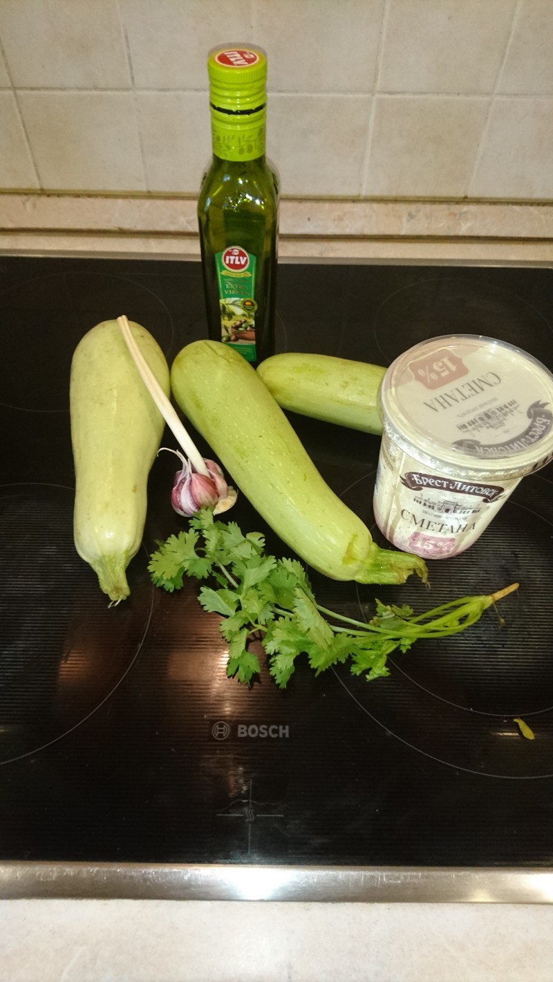 Итак, вчера вечером супруга принесла с рынка ингредиенты и попросила сделать этот салатик. 