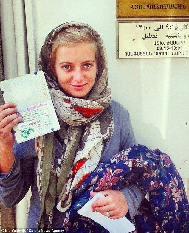 Девушка показывает свою визу в Иран. Она говорит, что по этой стране было легче всего путешествовать, здесь самые дружелюбные люди.