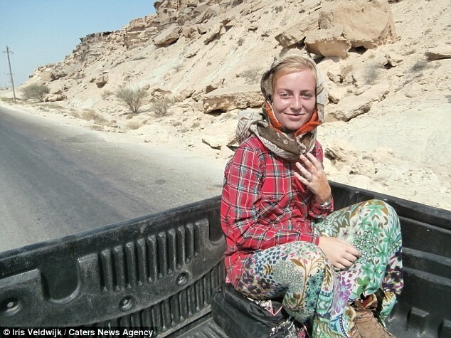 Необычным местом путешествия был Иран. Здесь девушка едет в грузовике на иранском острове Кешм