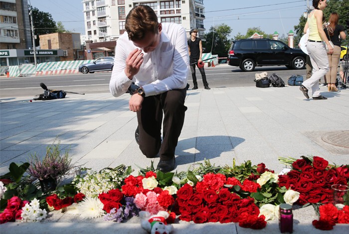 Москвичи весь день несут цветы к посольству Франции 