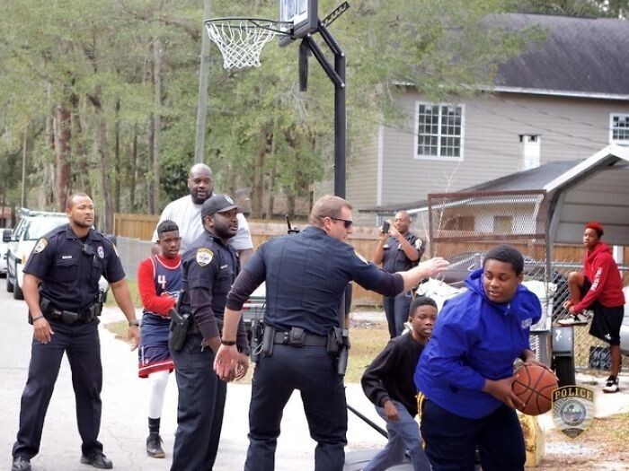 Полицейские играют  подростками в баскетбол, получив сообщение о том, что те играют слишком шумно