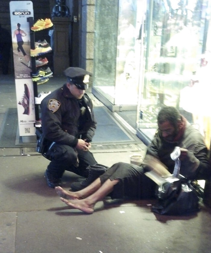 Полицейский дарит бездомному ботинки
