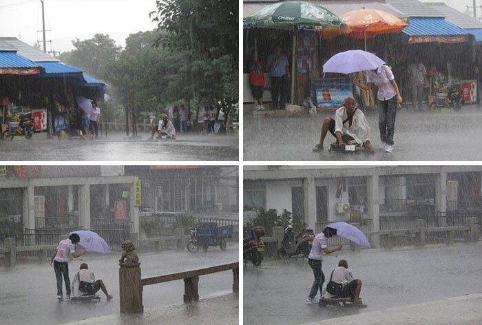 Женщина укрывает промокшего бродягу зонтиком