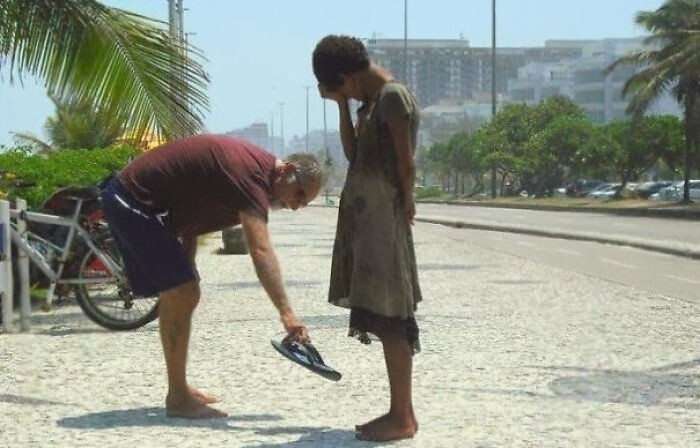Мужчина в Рио-де-Жанейро отдает свою обувь бездомной девочке