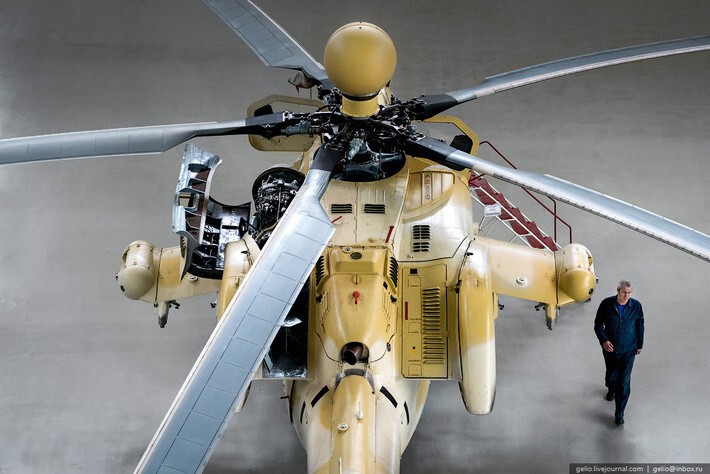 В контрольно-испытательном цехе выполняется наземная отработка под током электрорадионавигационного, приборного и специального оборудования вертолёта. 