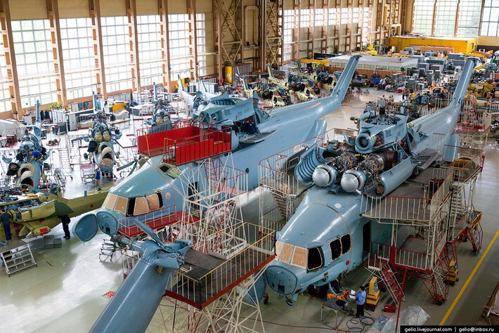 Это огромный производственный корпус, условно разделённый на производственные участки, каждый из которых отвечает за определённый этап сборки вертолёта. 