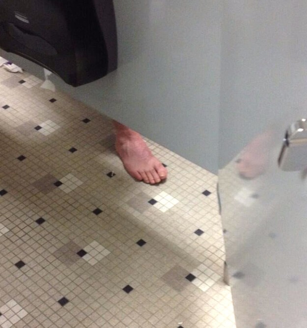 А вот и просто голая нога. В общественном туалете!