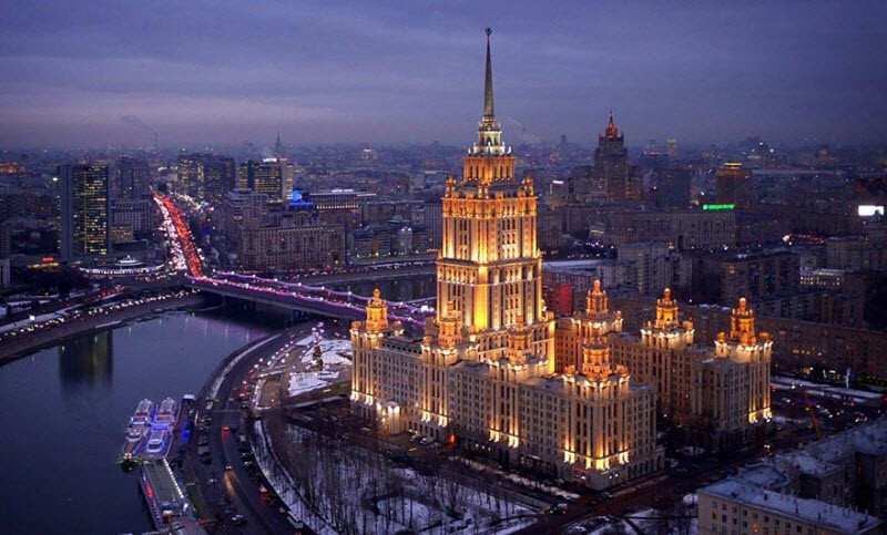 Гостиница «Украина» в Москве сияет в вечерних сумерках