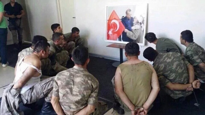 Для справки: Армия Турции – вторая в НАТО, десятая в мире. Своеобразное наказание для пленных мятежников – часами смотреть на портрет Эрдогана. 