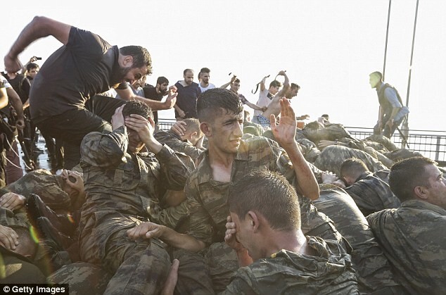Шок: как турки издеваюся над пленными мятежниками