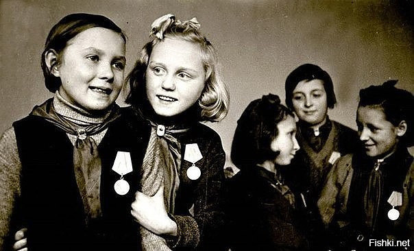 Девочки, награжденные медалями «За оборону Ленинграда»