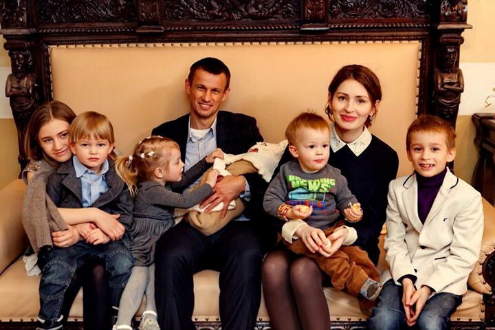 В семье Сергея и Анны теперь семеро детей (также у Сергея есть старший сын Илья от первого брака)
