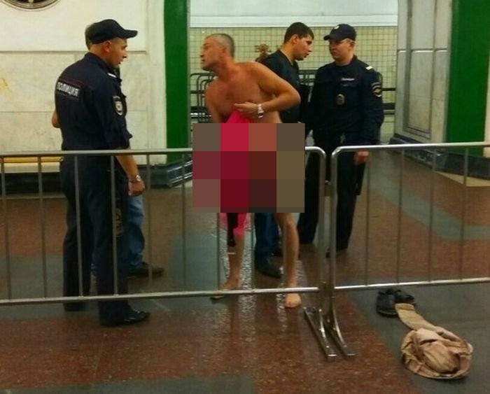 В Москве полицейские догола раздели мужчину в вестибюле метро