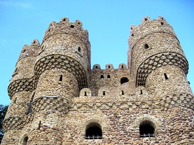 Серафин Вилларан в течении 20 лет построил замок недалеко от испанского города Бургоса