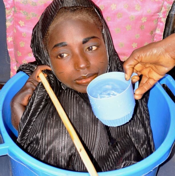 19-летняя нигерийка всю жизнь живет в пластиковом тазу