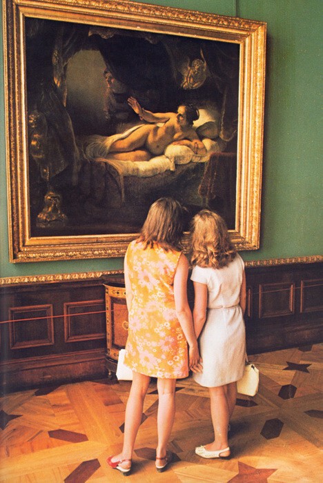 Девушки восхищаются «Данаей» Рембрандта из знаменитой коллекции Государственного Эрмитажа.