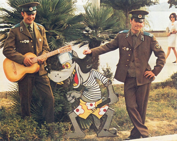 Солдаты фотографируются с волком из мультфильма.