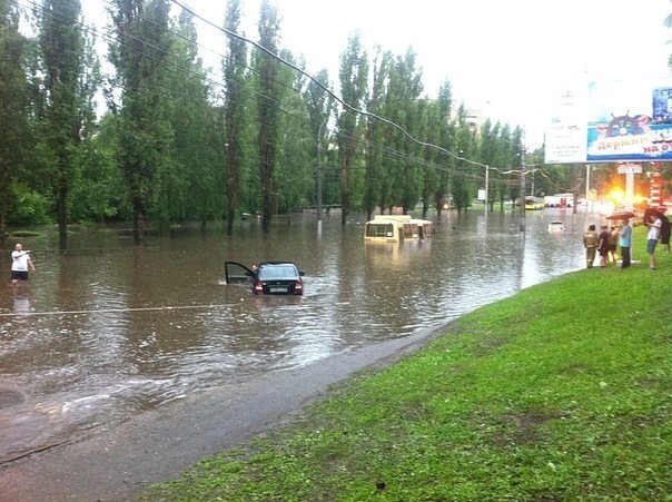 Ливень затопил Липецк: жители плавали по городу кролем и на матрасах