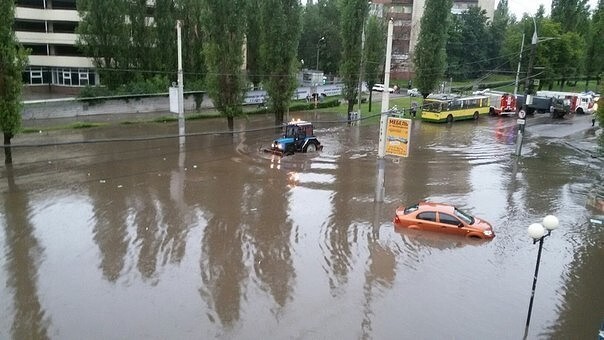 Ливень затопил Липецк: жители плавали по городу кролем и на матрасах