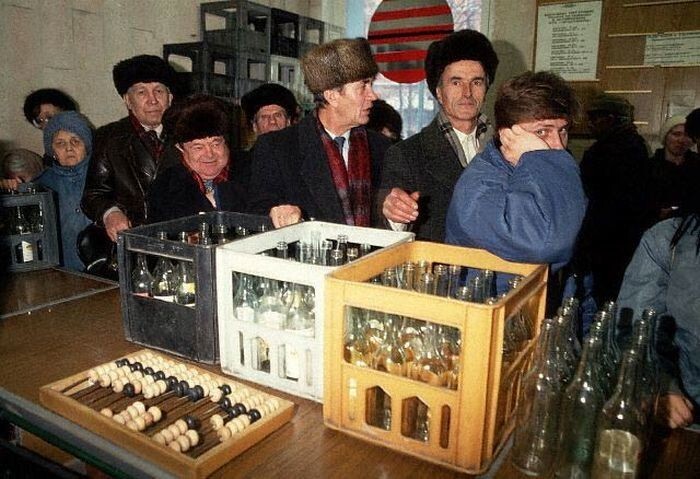 Очередь в пункте приема стеклопосуды, 1990 год, СССР 