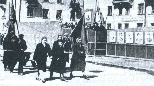 Праздничная демонстрация трудящихся города 7 ноября 1954 года на ул.Сталина.