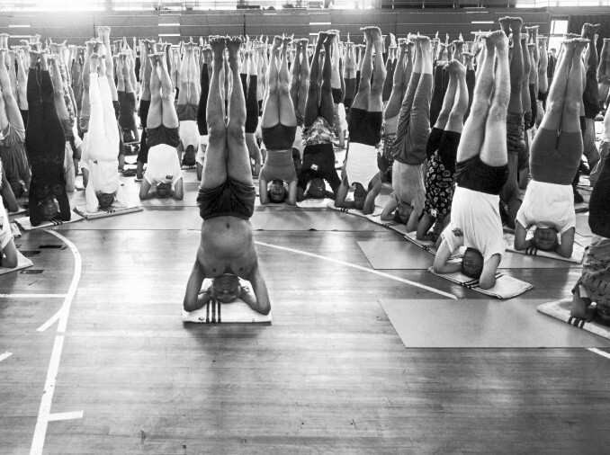Рождение современной йоги Индийское правительство старательно распространяло эту новую форму упражнений по стране, и та быстро начала набирать популярность. В 1960-х годах Б.К.С. Айенгар разработал собственную методику занятий йогой на основе асан, п