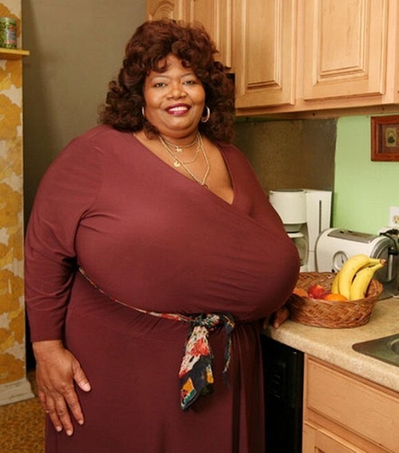 Американка стала миллионершей благодаря гигантской груди весом 59 килограмм