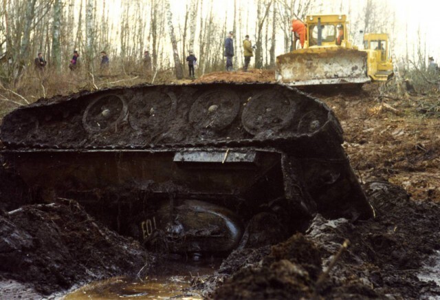 Подъём танка Т-34-76 из озера Жарки в 1998 году