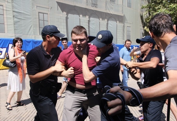 В Одессе украинские патриоты закидали Савченко яйцами... 