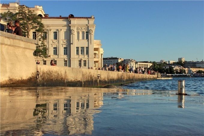 проведи вечер в романтическом Белом городе, где вечером стены его домов будут напоминать тебе Италию