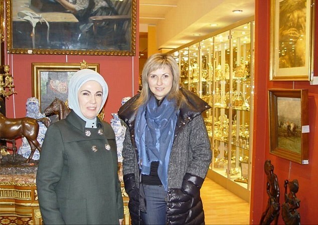 Пристрастие к шопингу и 2600 долларов за шелковые обои: как живет жена турецкого тирана