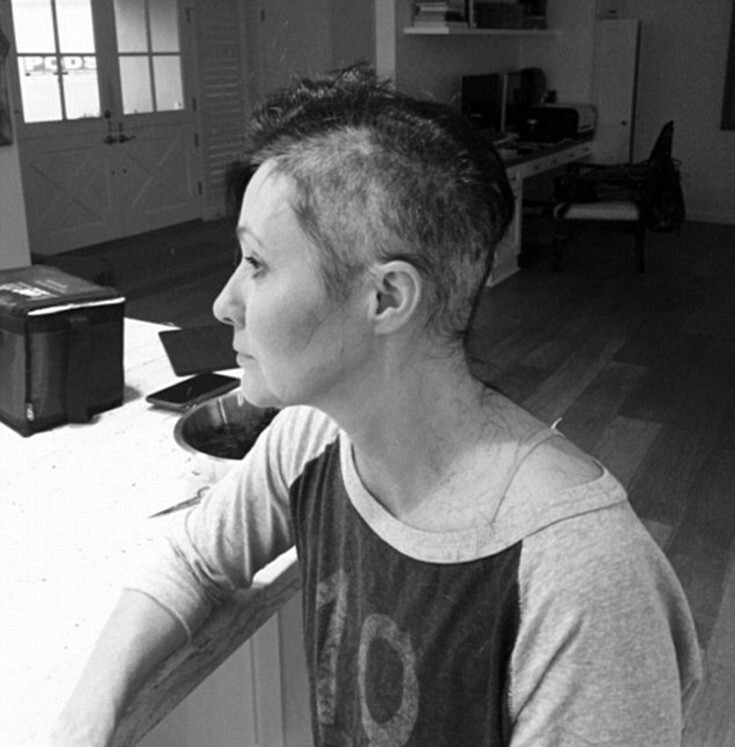 Звезда «Беверли-Хиллз 90210» Шеннен Доэрти смело побрила голову, готовясь к борьбе с раком