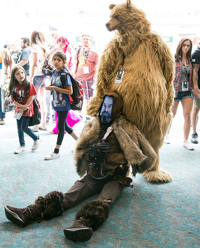 Смешной костюм медведя на Comic-Con 2016, включающий в себя труп Леонардо Ди Каприо  